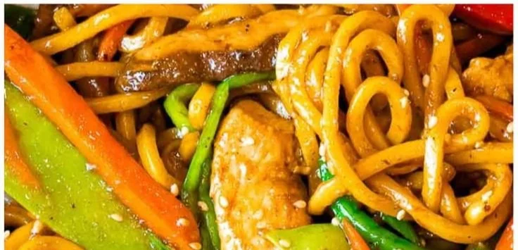 Delicious bowl of chicken lo mein with colorful vegetables and noodles